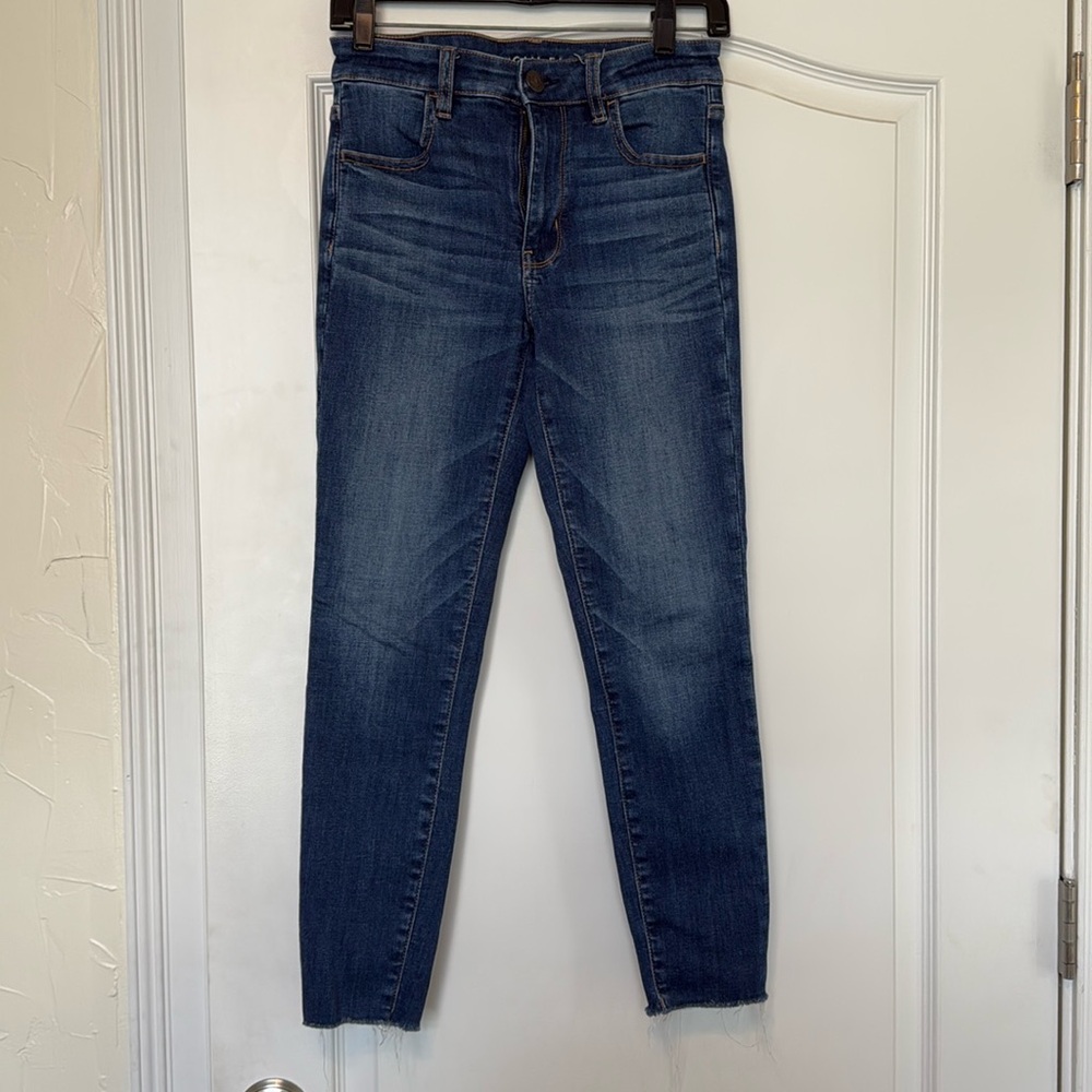 American Eagle jeans size 6. Hi Rise Jegging Crop. Frayed bottoms.